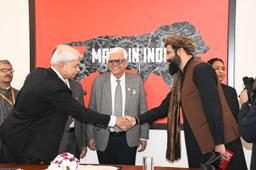 د ا.ا.ا. د بهرنیو چارو وزارت د اقتصادي اړیکو رئيس او د صنعتي پارکونو له لوی رئیس، د هند د ټوکر (ټکسټایل) وزارت له مسوولینو سره وکتل